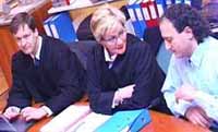 Advokatene John Chr Elden og Karen Forbrigd sammen med Gamal Hosein i retten i Skien. 