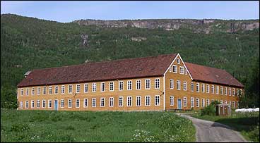 Den gamle bygningen til Indviken Ullvarefabrikk er landets største industribygg i tre. (Foto: Arild Nybø, NRK)