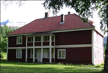 Den nye prestegardsbygningen var eit hus som vart flytta fr Gloppen til Langvin i 1793. (Foto: Arild Nyb, NRK)