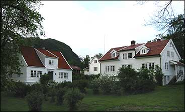 Lensmannsgarden p Hegrenes p lhus. Lind-huset er bygget til venstre. (Foto: Arild Nyb, NRK)