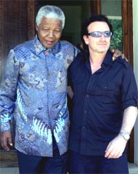 Bono fra U2, her på turné i Afrika - sammen med Nelson Mandela, har lenge talt den tredje verdens sak. Foto: REUTERS / Juda Ngwenya.