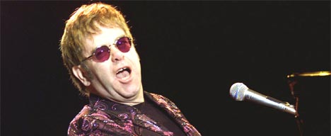 Elton John spiller i Benidorm 22. mai 2002 (foto: REUTERS / Heino Kalis).
