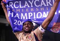Patrick Vieira feier seriegull for Arsenal. Patrick Vieira feier seriegull for Arsenal.