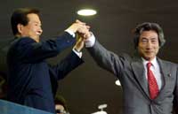 Japans statsminister Koizumi (t.h.) og Sør-Koreas president Kim Dae Jung under åpningsseremonien. (Foto: Jason Reed, Reuters)