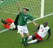 Robbie Keane tror ballen har vært over linja og jubler. Irland var nære seiersmålet, men det kom aldri.(Foto: Reinhard Krause/Reuters)