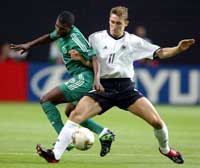 Tysklands tremålsscorer Miroslav Klose i kamp med Saudia Arabias Ahmed Dukhi al Dosari. Foto:reuters.