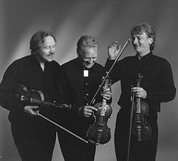 Spelemannsvener. Hallvard T. Bjørgum, Bjarne Herrefoss og Knut Hamre fekk Spellemannprisen for "Toneflaum" i 1989.