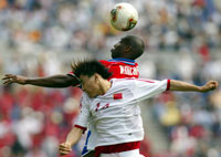 Paolo Wanchope og Li Weifeng kjemper om ballen. (Foto:Damir Sagolj /Reuters)