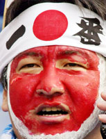 En japansk supporter er klar for vertsnasjonens første kamp i VM. (Foto: Kimimasa Mayama /Reuters)