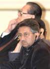 En lyttende, men fortsatt bekymret Musharraf på møtet i Kazakhstan. Bak ham Kinas leder Jiang Zemin (AP/Scanpix)