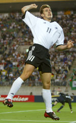 Miroslav Klose jubler etter sin fjerde VM-scoring (Foto: Reuters)