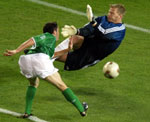 Keane setter ballen forbi en ellers glimrende Kahn (Foto: Reuters)