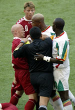 Dommeren har hatt mer enn nok å gjøre med å stagge aggressive spillere. (Foto: Jason Reed/Reuters)
