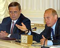 Russlands statsminister Mikhail Kasjanov (venstre) og president Vladimir Putin under et møte med russiske industrimenn i Moskva 23. mai 2002. (Foto: AP/Mikhail Metzel)
