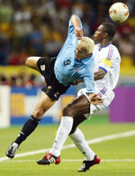 Desailly og Silva kjemper om ballen. (Foto: Reuters)