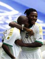 Siyabonga Nomvethe omfavnes av MacBeth Sibaya etter 1-0 målet. Foto:allsport