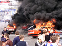 Menneskemengden gikk amok etter Russlands tap for Japan. Biler ble satt fyr på og Dumaen ble angrepet. (Foto: Alexander Natruskin/Reuters)