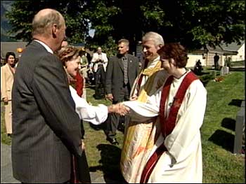 Konge og dronninga møtte biskop Ole D Hagesæter og sokneprest Åse Kristin Nøkling Aagaard. (Alle foto: Ragnvald Søgnesand, NRK)