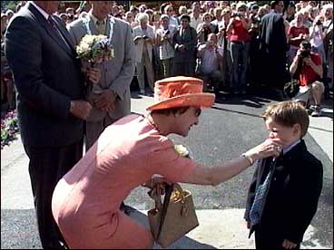 Mathias Hansen får klapp på kinnet av dronninga. Eit minne for livet?