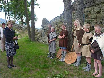 Dronning Sonja møter borna frå Vangsnes skule. Dei framførte Fridtjov-spelet ved statuen.