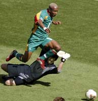 Diouf spiller ballen forbi Uruguays keeper Fabian Carini og kaster seg uten at keeper er borti ham, men får likevel straffespark. Foto: Jason Reed/reuters