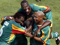 Papa Bouba Diop blir omfavnet etter sitt andre og Senegals tredje mål. Foto: Jason Reed