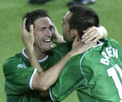 Gary Breen og Robbie Keane jubler sammen etter Breens mål. (Foto: Kevin Coombs /Reuters)