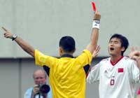 UT: Shao skjønner like lite som alle andre når Oscar Ruiz plukker opp det røde kortet (Foto: Oleg Popov/Reuters).