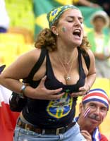 Brasil-fansen jublet, mens Costa Rica-tilhengerne nøt utsikten. Foto: ap/scanpix