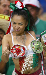 En mexicansk fan er fornøyd etter kampen mot Italia (Foto: Reuters/Cocco)