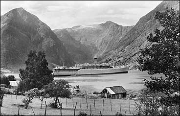Etter starten i 1872 har turistskipa vore fast innslag i Sognefjorden utanfor Balestrand. Dette er S/S 