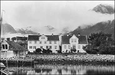 I starten var det to hus p eigedomen som Ole Kvikne overtok. Husa vart bygt saman - sj biletet nedanfor. (Foto  Fylkesarkivet)