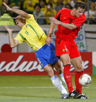 Ronaldo og van Buyten i hard kamp om ballen. (Foto: Ruben Sprich /Reuters)