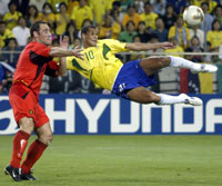 Rivaldo saksesparker, men ballen fyker over mål. (Foto: Paulo Whitaker /Reuters)
