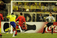 Rivaldo satte ballen i mål via et belgisk bein. (Foto: Allsport)