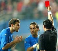 Dommer Moreno viser ut Italias Totti mot Sør-Korea.