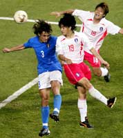 Paolo Maldini tapte hodeduellen med Ahn og dermed er Italia ute av VM: Foto: Desmond Boylan/reuters