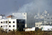 Røyk ligger over byen Qalqilya etter skuddveksling mellom israelere og palestinere. (Foto: Scanpix/Reuters/Gil Cohen Magen)