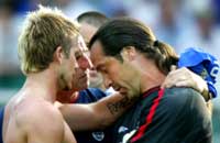 Kaptein Beckham trøster Seaman etter den grusomme tabben mot Brasil under VM.