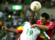 Alpay Ozalan i duell med Bouba Papa Dioup (Foto: Ian Waldie/Reuters).
