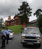 Politiet sørget for sikkerheten under Verdensbankens konferanse på Holmenkollen Park Hotel mandag. Konferansen arrangeres for første gang i Norge.( Foto: Heiko Junge / SCANPIX )