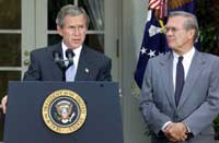 Høyresiden seiret da Bush holdt sin Midøsten-tale i går. Ved hans side forsvarsminister Donald Rumsfeld (Reuters)