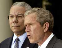 President George W. Bush og utenriksminister Colin Powell skjerper truslene mot Irak. (Arkivfoto)