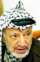 Også Shimon Peres har nå gitt opp Yasir Arafat som fredspartner. (Scanpix-Reuters)
