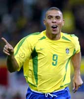 Ronaldo jubler etter å ha scoret sitt sjette VM-mål og sendt Brasil i ledelsen.(Foto: Kimimasa Mayama/reuters)