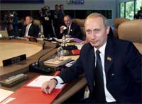 Vladimir Putin smiler fornøyd. Russland er tatt opp som fullverdig medlem i klubben. (Foto: Reuters/Scanpix)