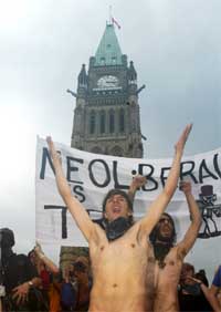 Kjølig mottakelse for G8-toppene i Ottawa. (Foto: Reuters/Scanpix)