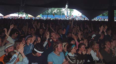 Publikum på den grønne scenen under Roskilde-festivalen (foto: Jørn Gjesøe).