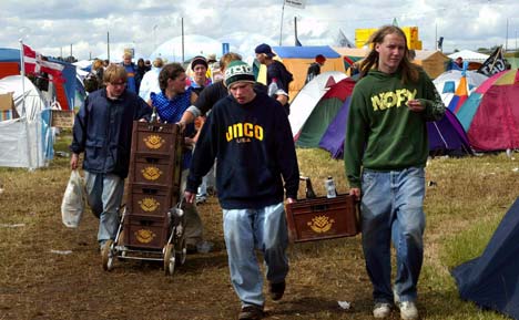 Publikum på vei med viktige varer til campen under Roskilde 2002 (foto: Thorkild Amid / SCANPIX NORDFOTO).