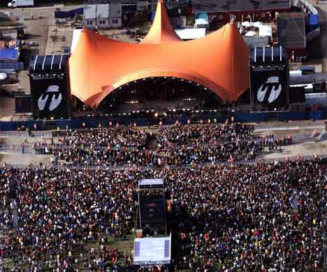 Seksti tusen besøkende kan ikke ta feil. Her et flybilde med publikum foran den orange scenen (foto: Jeanne Kornum / SCANPIX NORDFOTO).